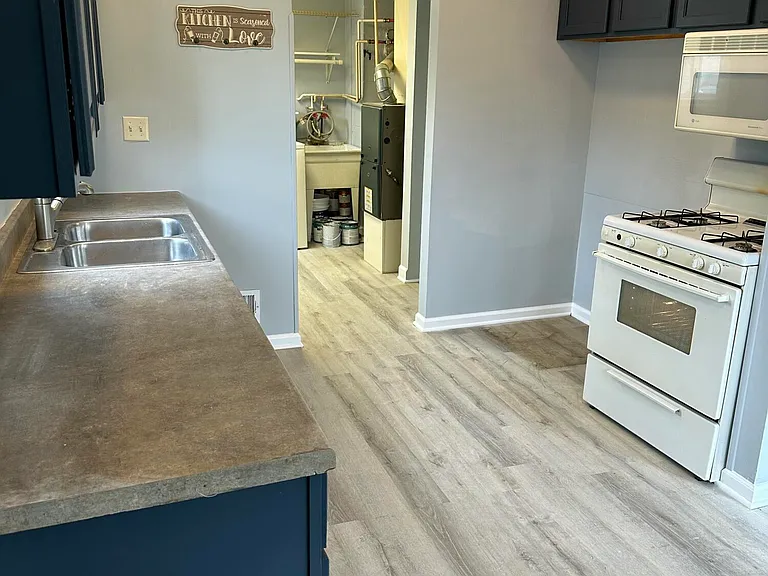 7060 Victory Ave — Photo 3