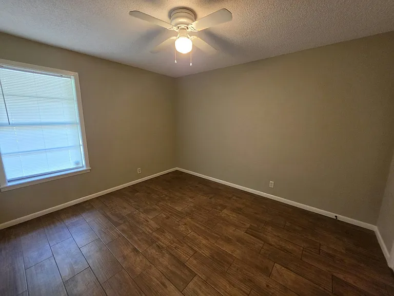 707 White Oak St — Photo 2