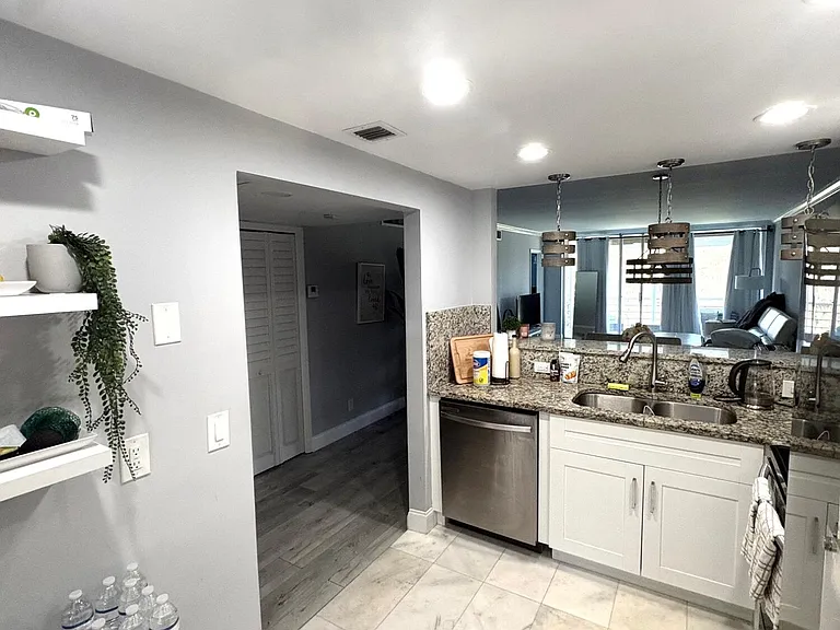 605 Oaks Dr #304 — Photo 5