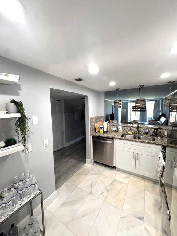 605 Oaks Drive #304, photo 5