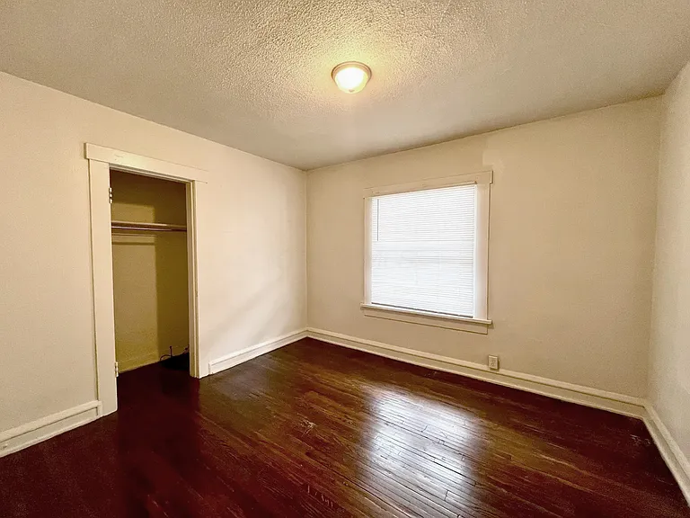 2322 Summit St #1 — Photo 12