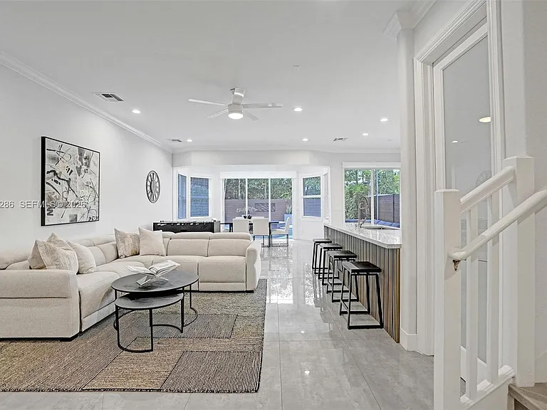 453 SW 5th Ave — Photo 10