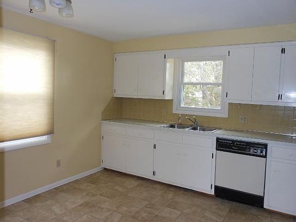 Eat in kitchen w/all appliances