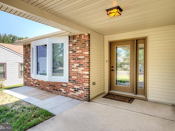 4th image of 8 Tallwood Ct