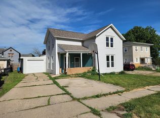 1114 S Walnut Ave, Freeport, IL 61032