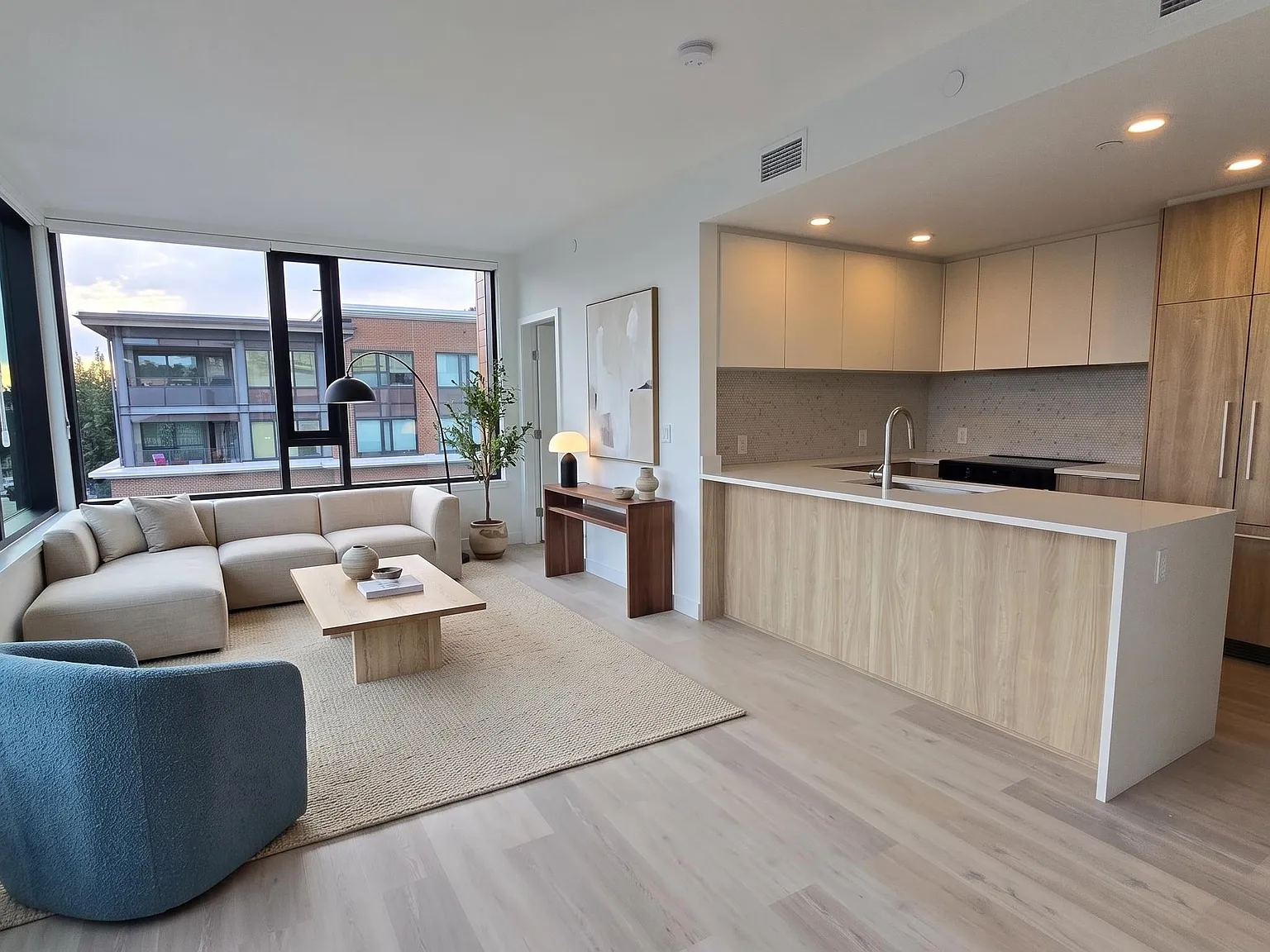 2 bed, 905 sqft, $4,200 — Photo 1