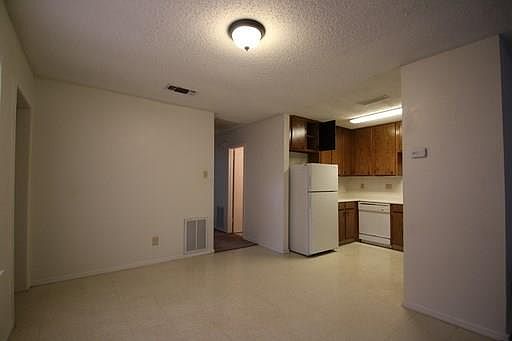2nd image of 2621 Oaks Dr #2619