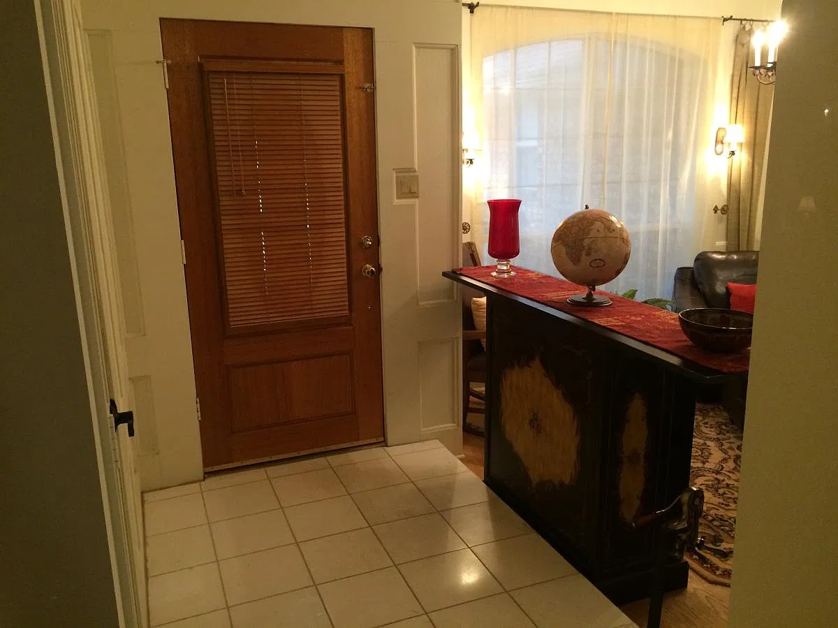 3 bed, 2400 sqft, $2,950 — Photo 2