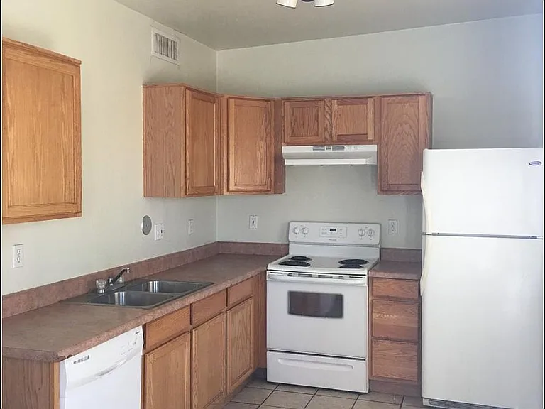 2031 E Eastland St #2 — Photo 5