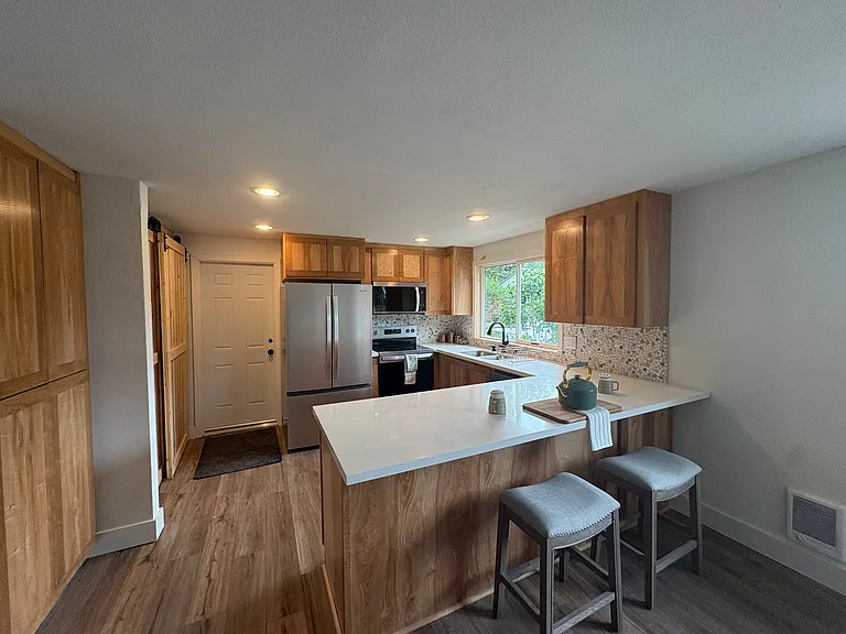 4901 NE 1st St — Photo 2