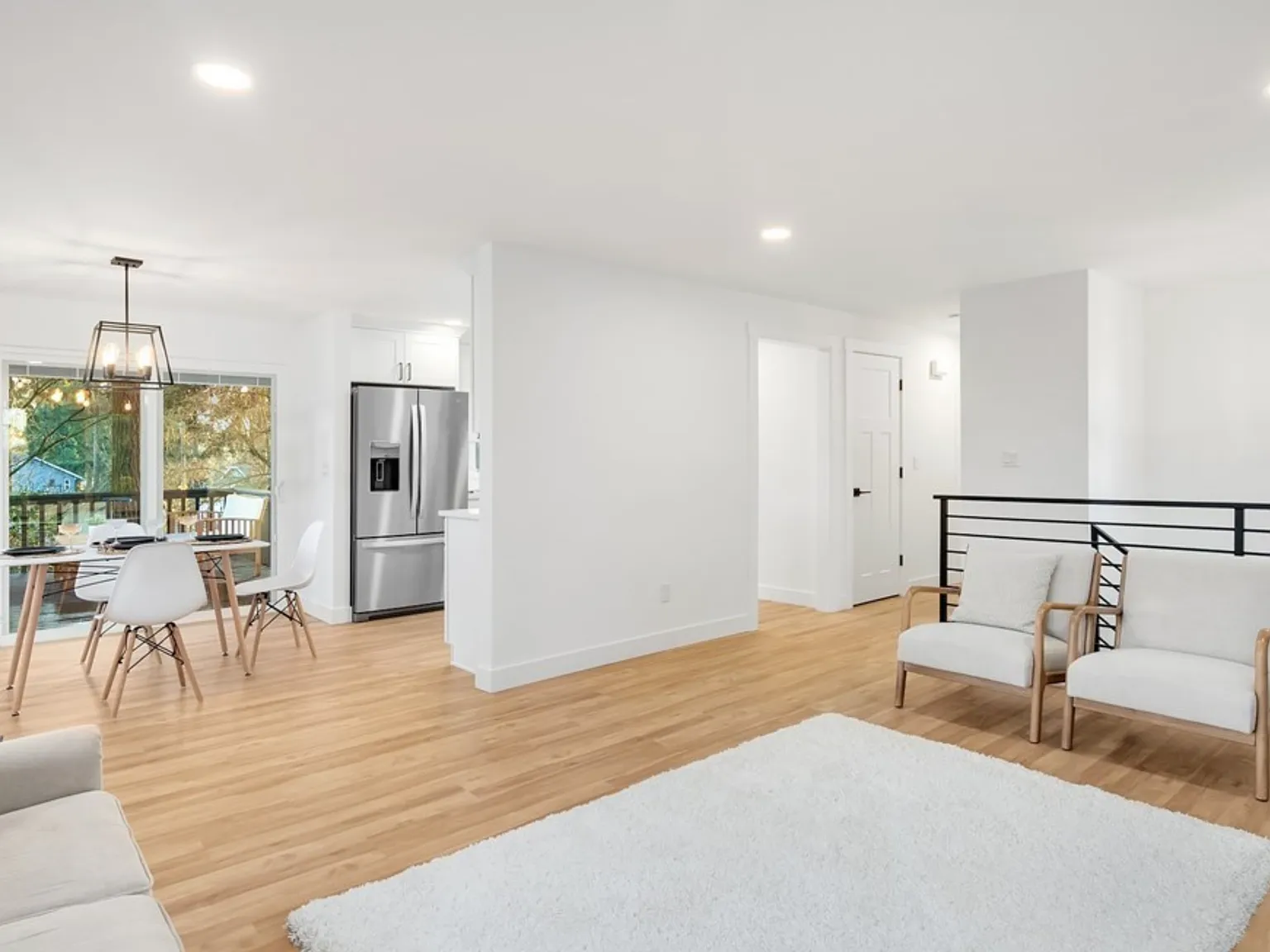 5 bed, 2300 sqft, $4,195 — Photo 3