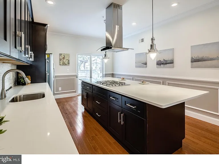1537 Dickinson St — Photo 3