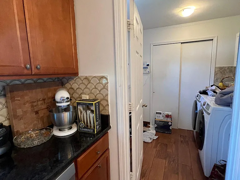 4832 Sidney St — Photo 10
