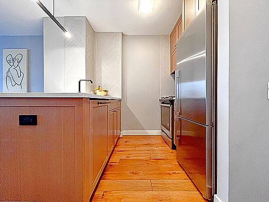 4th image of 560 W 43rd St APT 28H