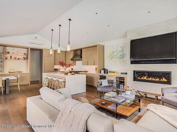 3rd image of 100 Park Ave