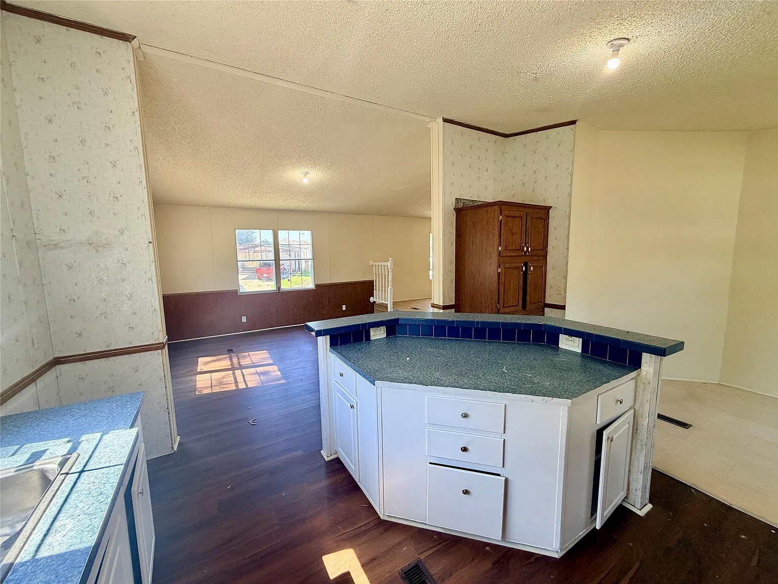 4 bed, 2.0 bath, 1792 sqft, $1,650 — Photo 3
