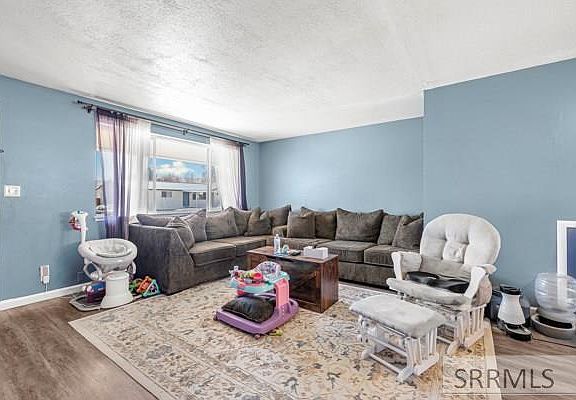 2nd image of 802 Bonanza Ave