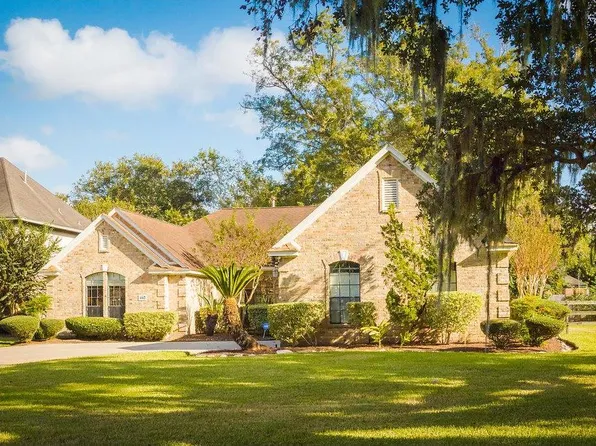 102 River Oaks Dr, Lake Jackson, TX 77566