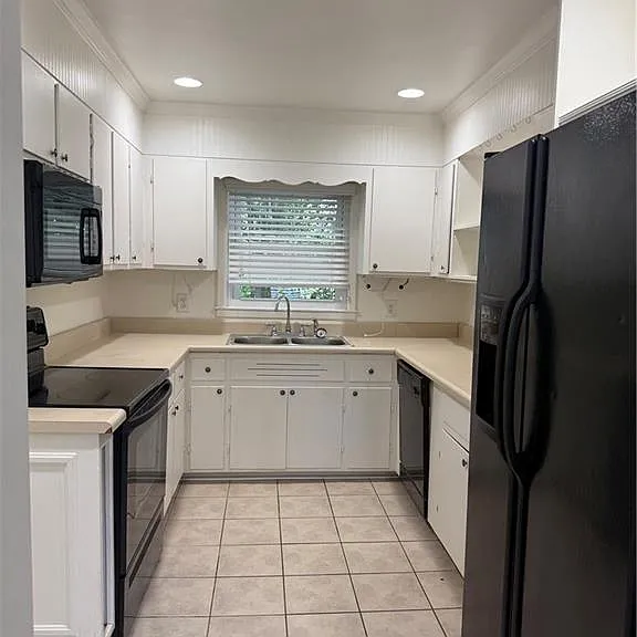 2404 Elmwood Cir SE — Photo 2