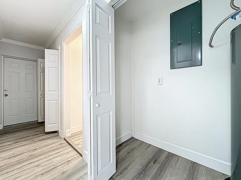 3230 Caulfield St — Photo 20