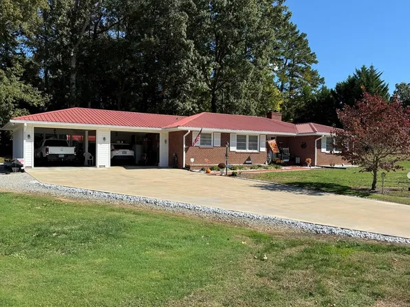 105 Pine Tree Ln, Chase City, VA 23924