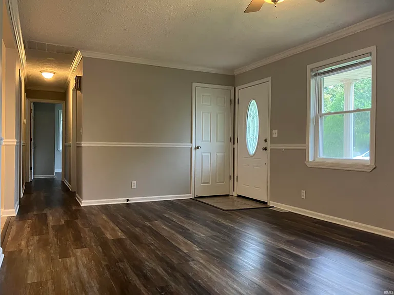 900 S Saint James Blvd — Photo 2