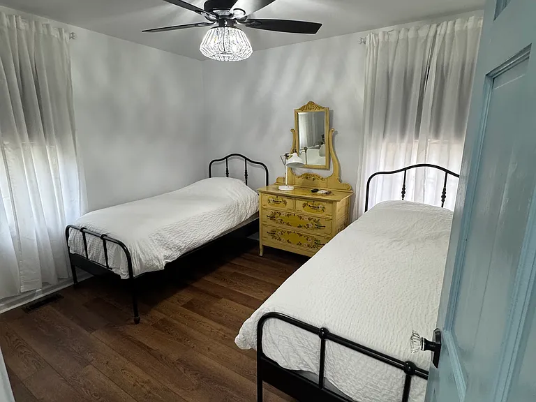 1037 Sauganash Dr — Photo 11