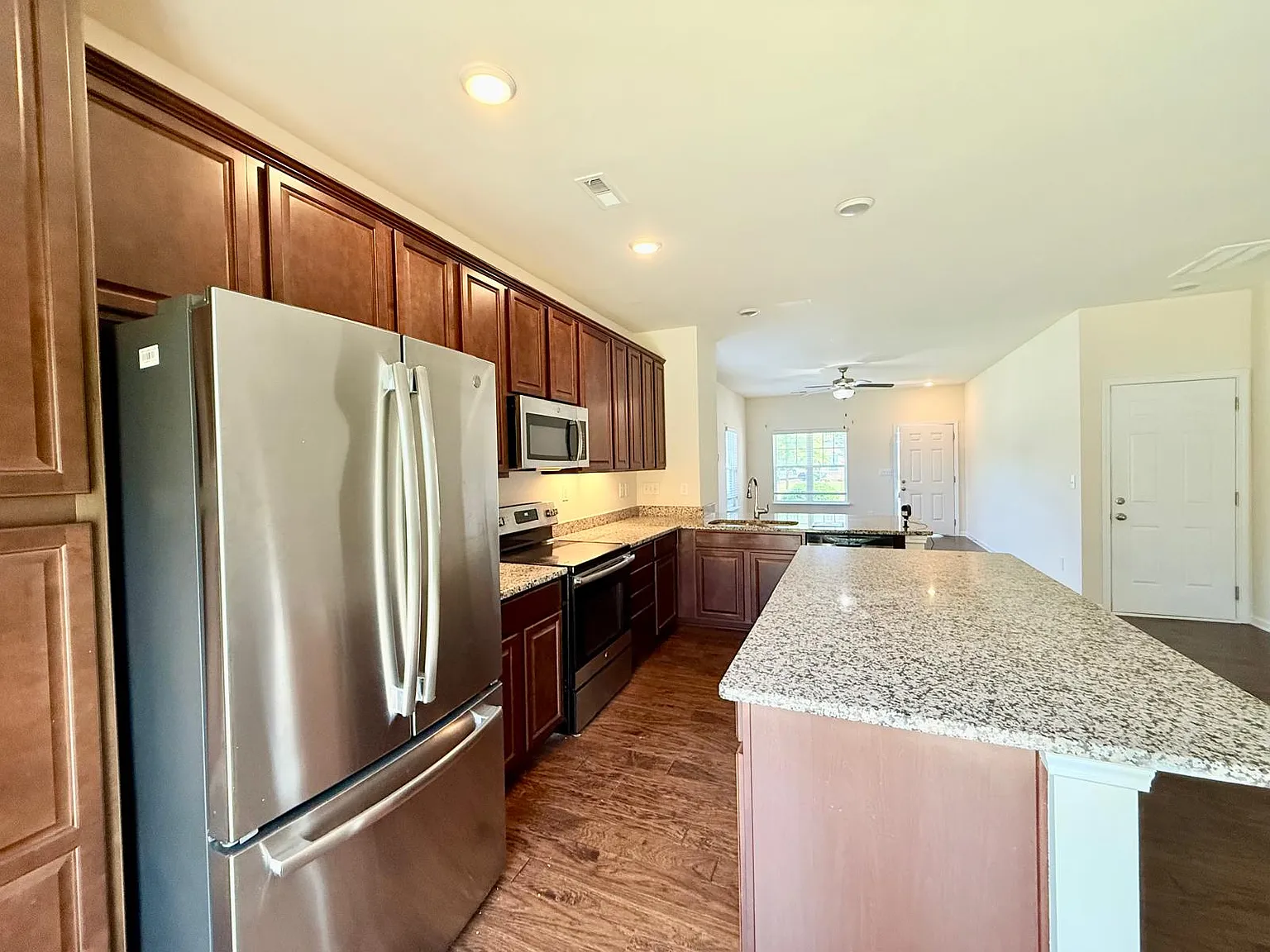 2 bed, 2.5 bath, 1600 sqft, $1,995 — Photo 3