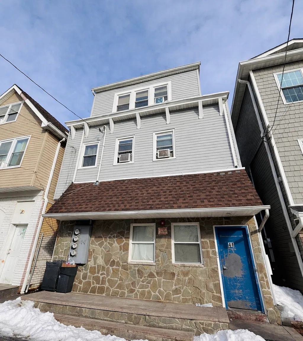 2 bed, 1000 sqft, $1,750 — Photo 1
