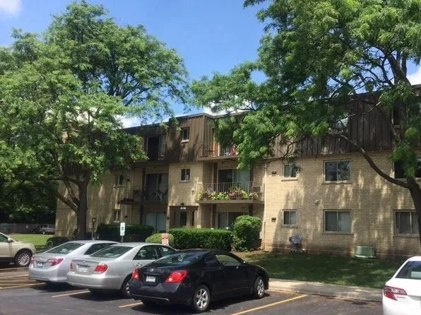 561 Fairway View Dr APT 3A, Wheeling, IL 60090