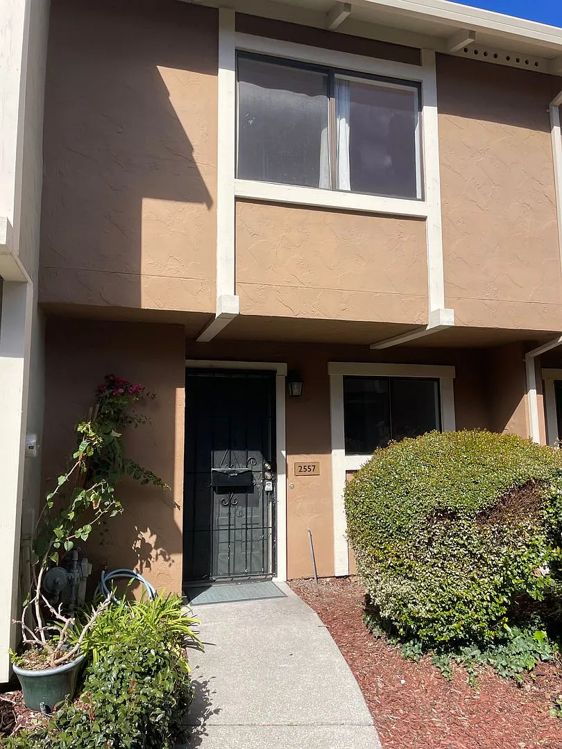2 Bedroom 1.5 bath Townhome! — Photo 1