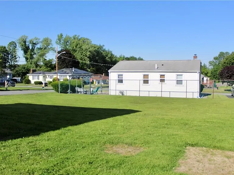 204 Lewis St — Photo 4