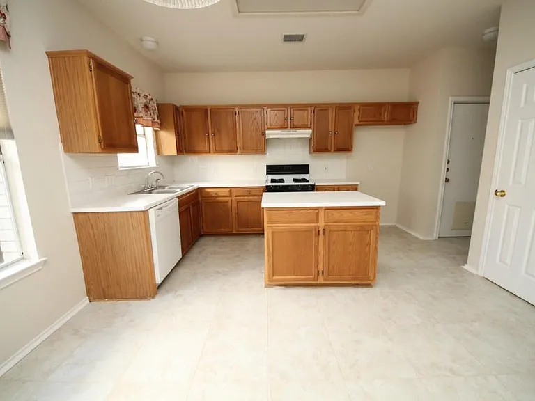 13453 Gent Dr — Photo 7