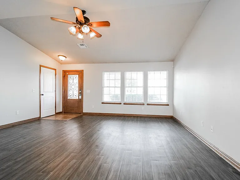 816 Eric Cir — Photo 3