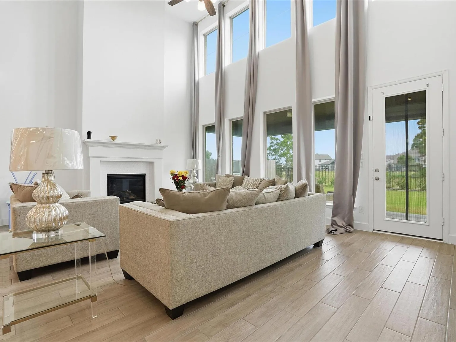 4 bed, 3.5 bath, 3629 sqft, $3,950 — Photo 2
