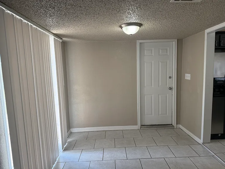 702 Karen St — Photo 9