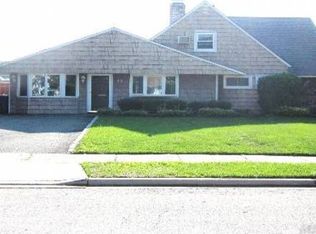 23 Wheelwright Ln, Levittown, NY 11756