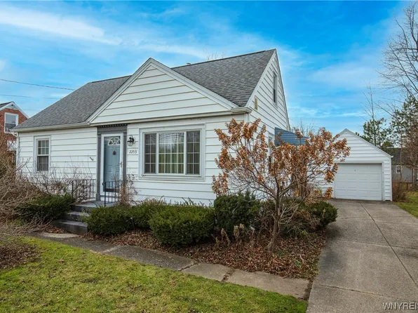 2253 Pleasant Ave, Lake View, NY 14085