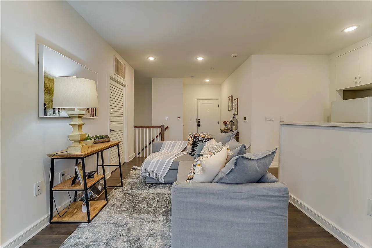 Lincoln Manor Condominium — Photo 4