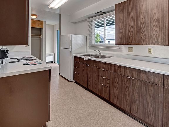 Bay Arms Apartments - Kitchen