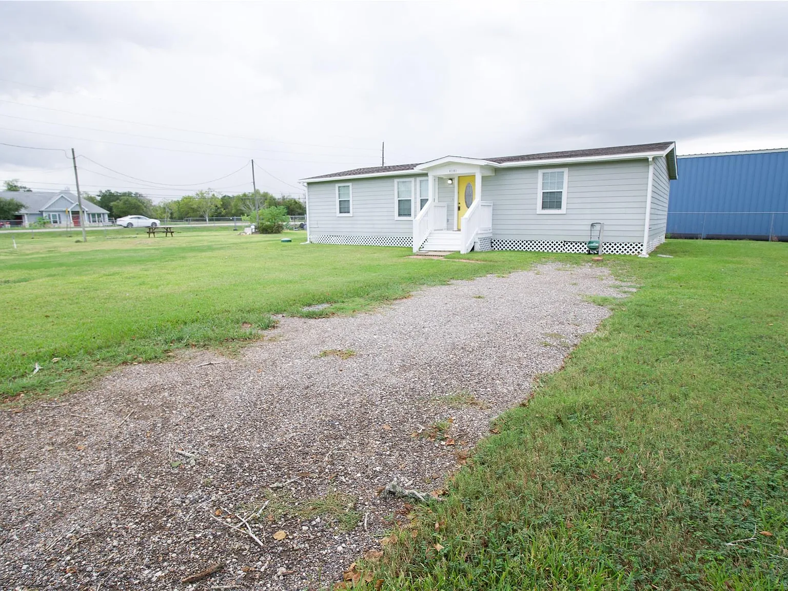 3 bed, 2.0 bath, 1344 sqft, $2,000 — Photo 2