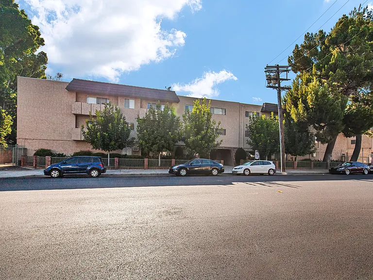 Coldwater Canyon Apartments — Photo 3