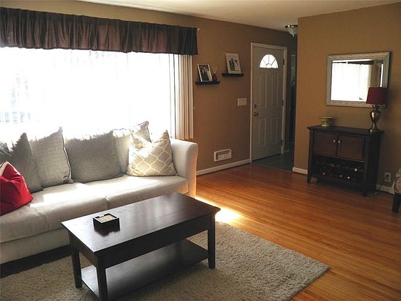 3rd image of 71 Hotchkiss Cir