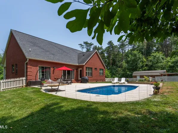 3215 Deerfield Dr, Louisville, TN 37777