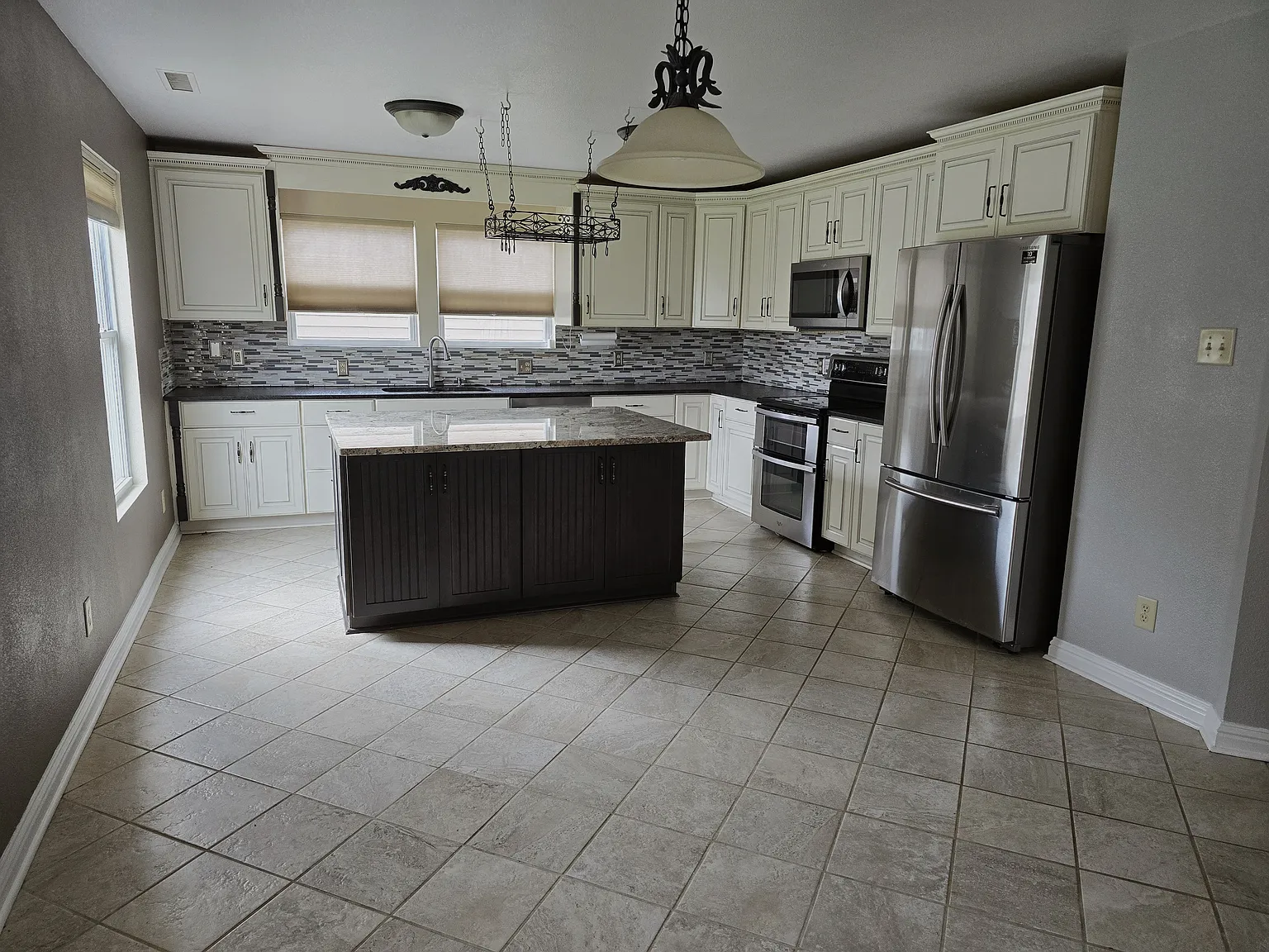 5 bed, 3.5 bath, 3570 sqft, $2,400 — Photo 3
