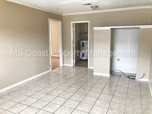 3rd image of 4619 Goldfinch Dr