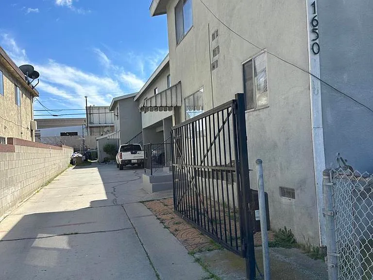 1650 W 209th St #6 — Photo 8