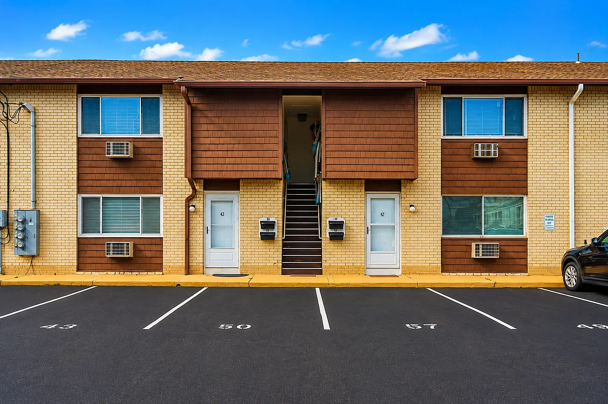 2 bed, 1.0 bath, 846 sqft, $2,300 — Photo 1