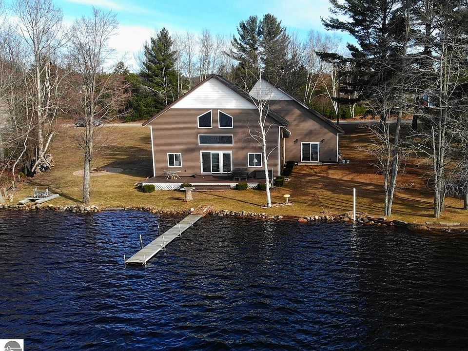1st image of 919 Lake Dr NE