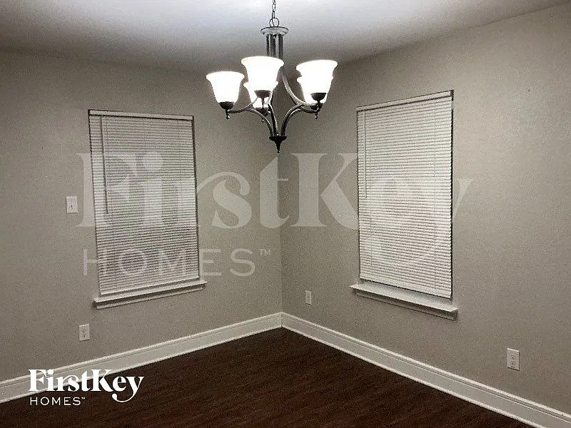 4 bed, 2.0 bath, 1701 sqft, $2,870 — Photo 2